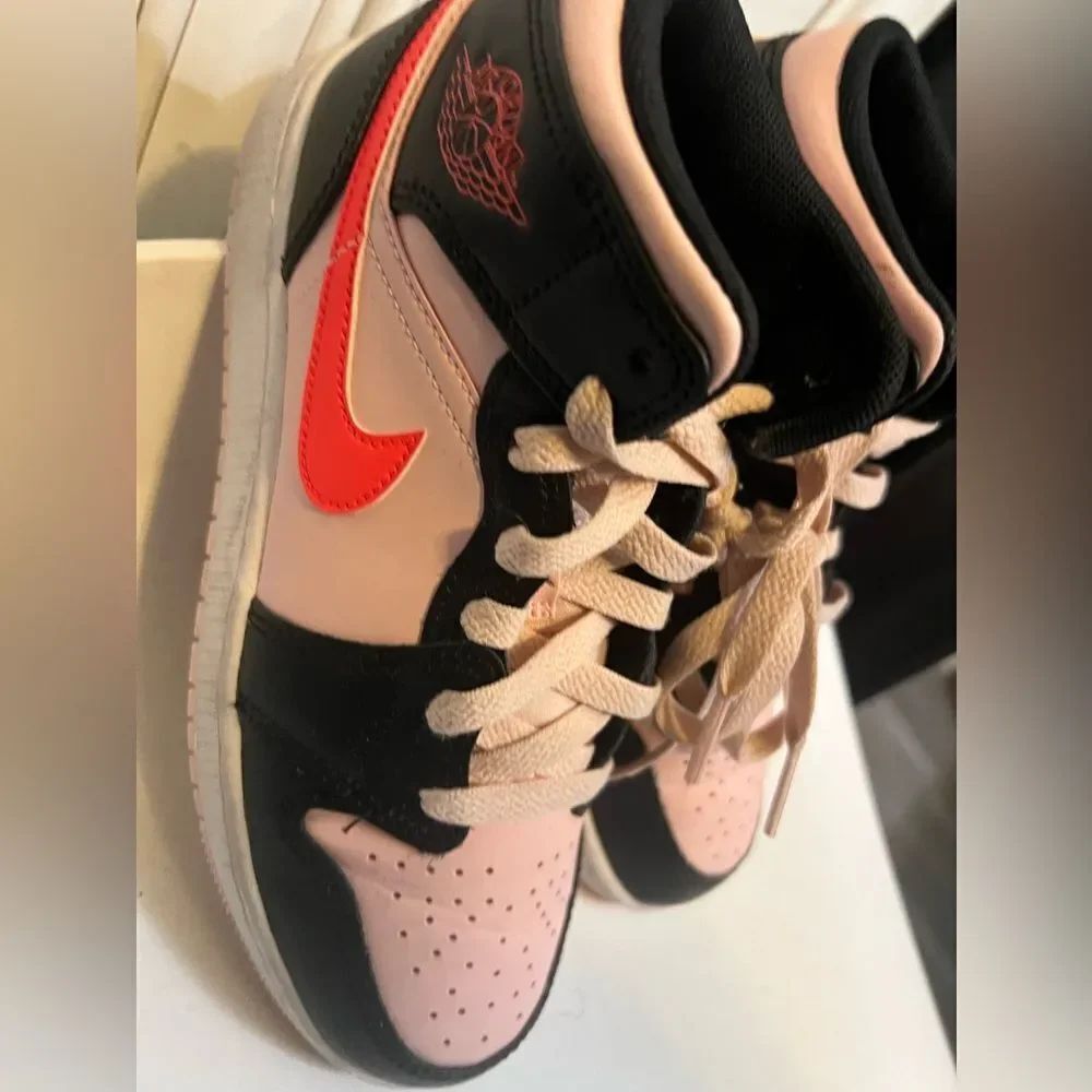 Nike Air Jordan 1 Mid Atmosphere Pink Black Youth Sz 4 - 554725-604